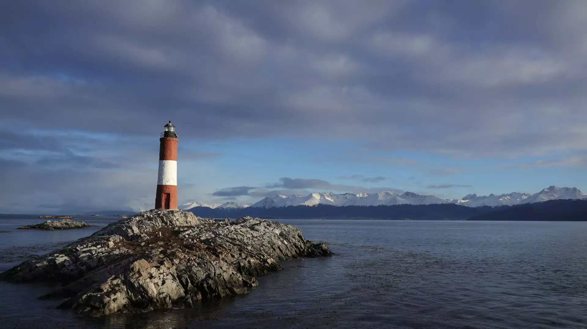 Navegación Canal Beagle. Faro y Lobos – Yate Invernal